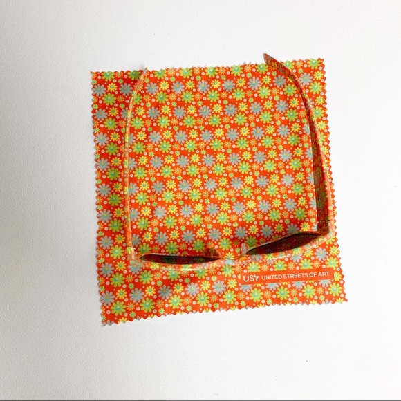 Daisy Printed Sunglasses with Matching Wipe Cloth - Picture 3 of 5